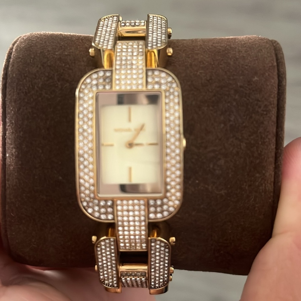 Michael Kors
Champagne colored/Gold toned steel Ø24 mm - Picture 11 of 15